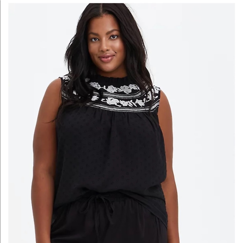 Torrid Clip Dot Embroidered Tank Chiffon Black size 00 (large/10)